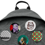Mochila con chapas de Palestina
