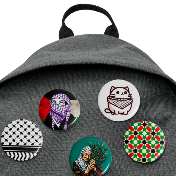 Mochila con chapas de Palestina