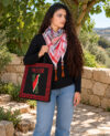 Chica palestina, Nablus (Cisjordania) Bolso tote bag con bordado mapa palestina. Kufiya colores